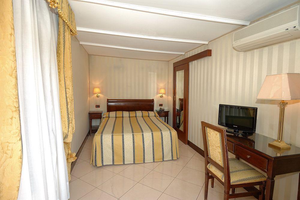 Hotel Hesperia Velence Kültér fotó