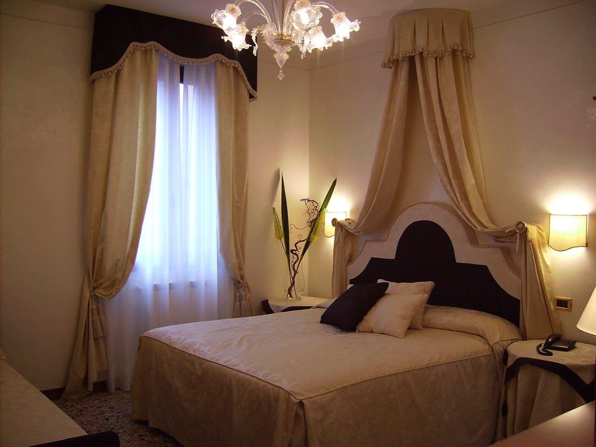 Hotel Hesperia Velence Kültér fotó