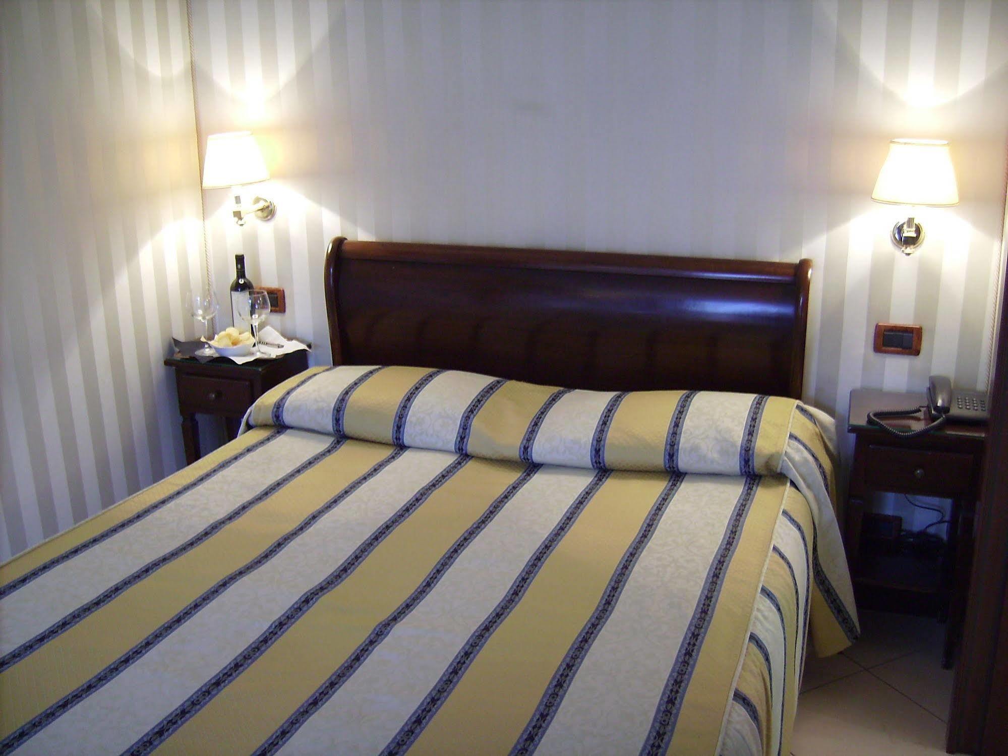 Hotel Hesperia Velence Kültér fotó