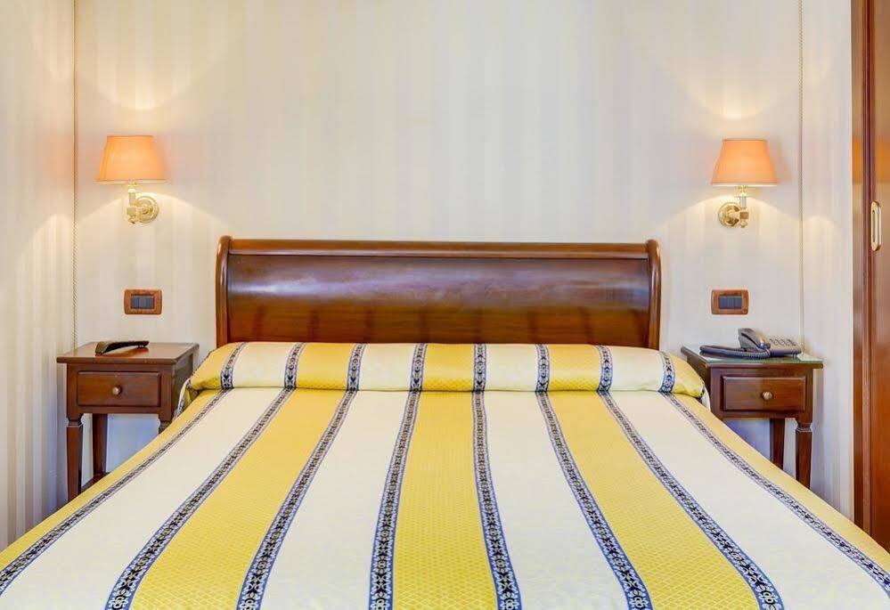 Hotel Hesperia Velence Kültér fotó